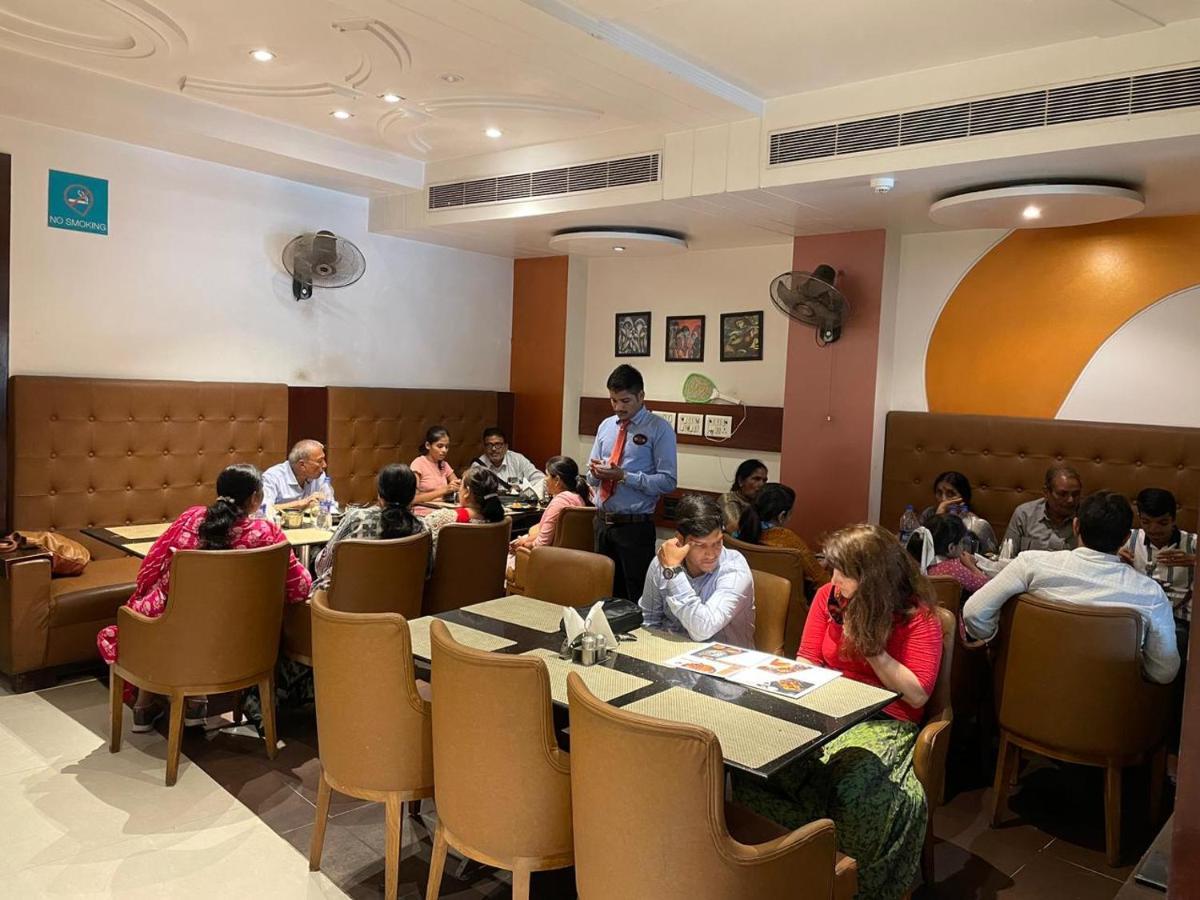 Hotel Star By Star Group- Near Delhi Airport نيودلهي المظهر الخارجي الصورة