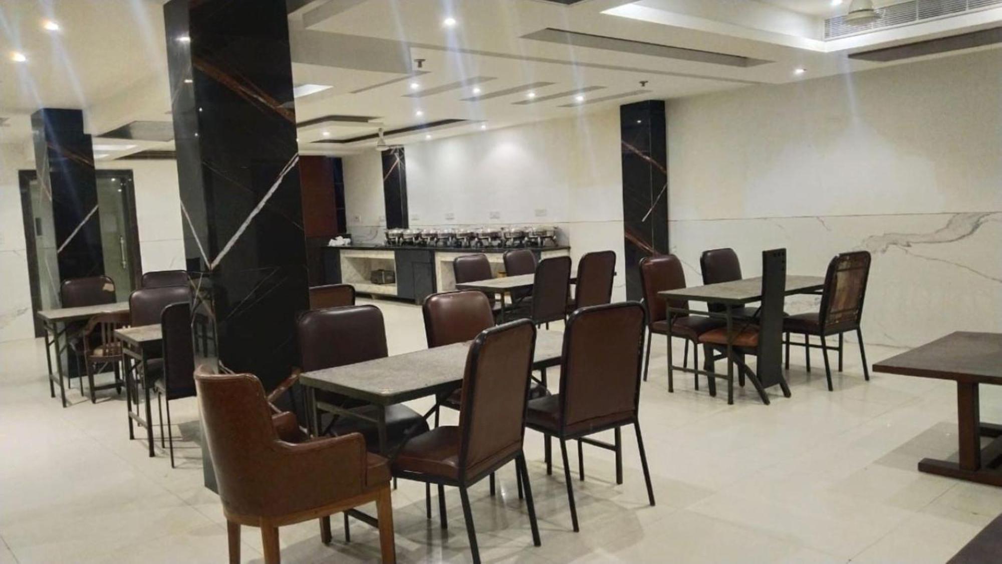 Hotel Star By Star Group- Near Delhi Airport نيودلهي المظهر الخارجي الصورة